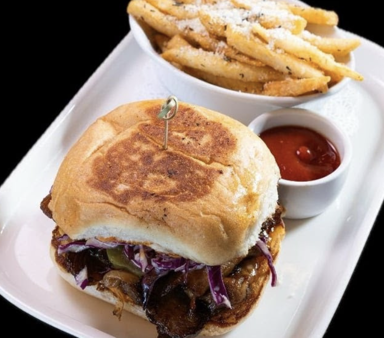 Hearsay on the Green signature dishes Hearsay Cheeseburger
Hearsay Bistro Steak
Chicken Sandwich